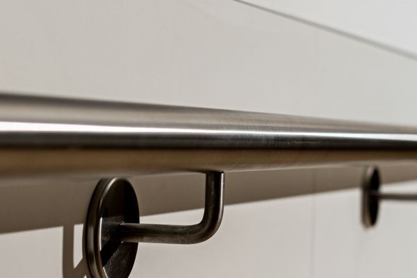 Edelstahl-Handlauf mit passenden Konsolen von der Duplex GmbH